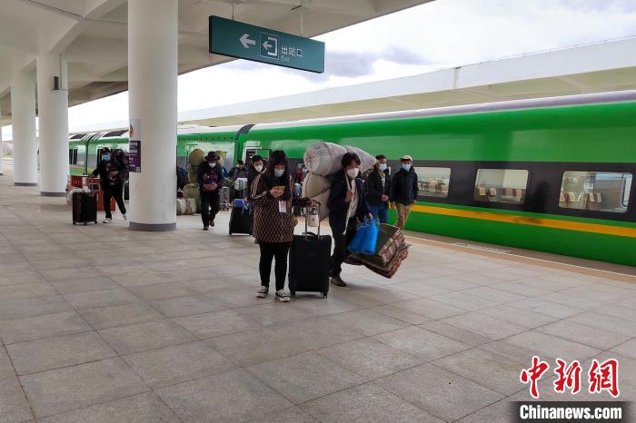 10月6日，乘客乘復(fù)工專(zhuān)列抵達(dá)日喀則?！±_車(chē)務(wù)段 供圖