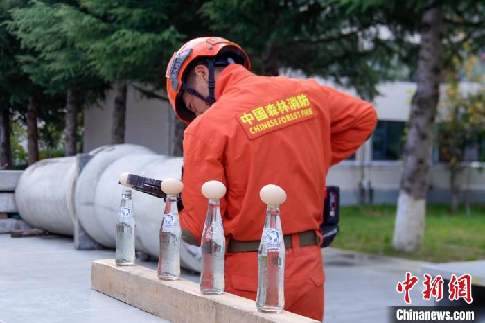 西藏林芝森林消防技能大練兵現(xiàn)場，消防員使用液壓鉗夾取雞蛋。　楊永龍 攝