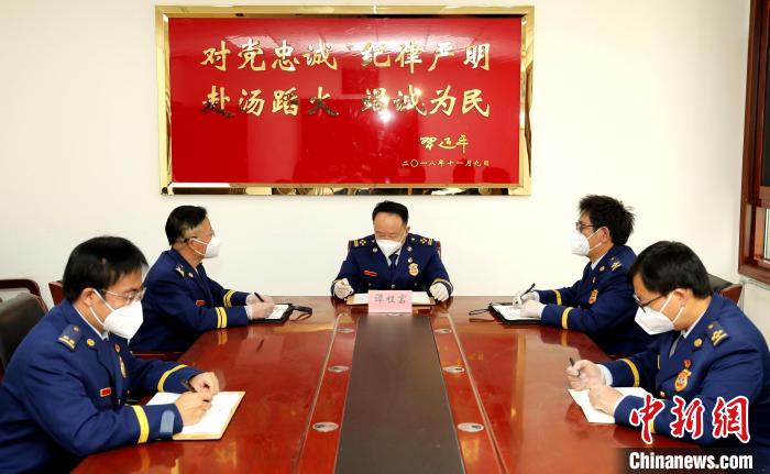 圖為西藏森林消防總隊在二十大開幕會結(jié)束后組織學習討論?！∥鞑厣窒揽傟牴﹫D