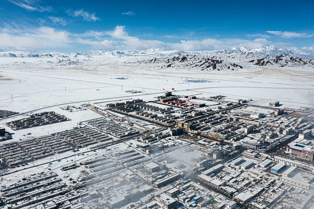 西藏阿里地區(qū)改則縣迎來初雪，銀裝素裹，美如畫卷。