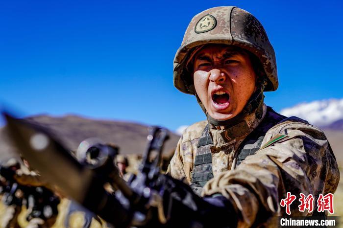 官兵正在進行刺殺操訓練?！∥鞑厣侥宪姺謪^(qū)某團供圖