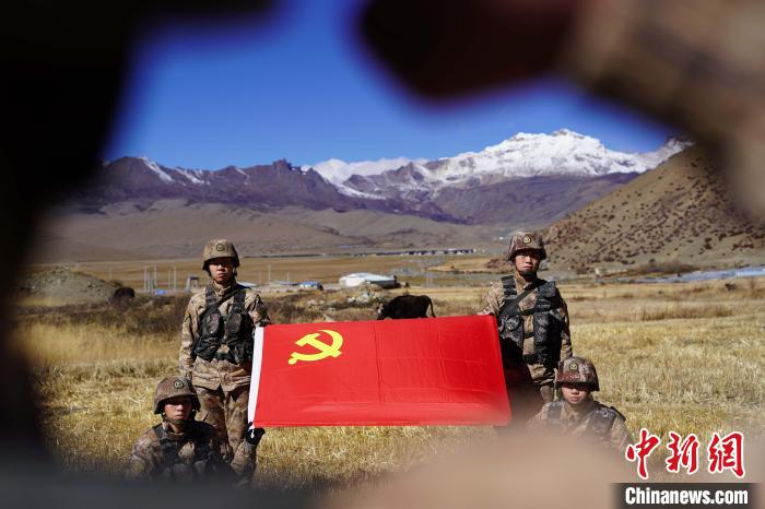 指導(dǎo)員楊磊帶領(lǐng)官兵重溫入黨誓詞?！∥鞑厣侥宪姺謪^(qū)某團供圖
