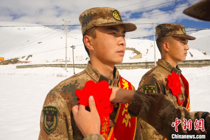 退伍老兵合照留念。　西藏山南軍分區(qū)某團(tuán)供圖
