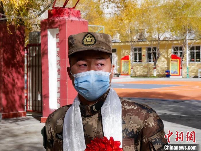 圖為什布奇邊防連退伍老兵臨別前再看一眼連隊?！詵| 攝
