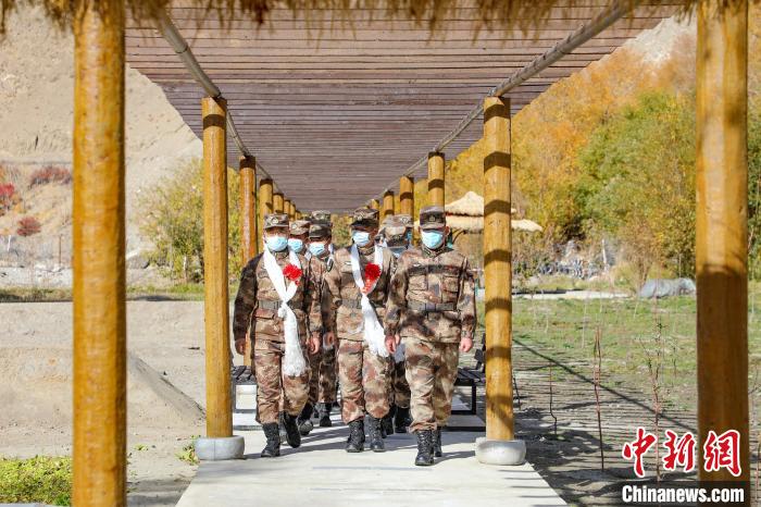 圖為什布奇邊防連退伍老兵臨別前再看一眼連隊?！詵| 攝