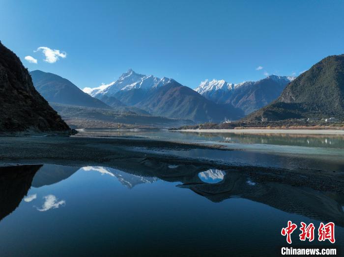 西藏林芝雅魯藏布江和遠(yuǎn)處的雪山。　董志雄 攝
