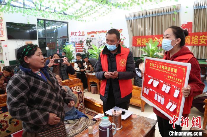 圖為瓊結(jié)縣村民參與問(wèn)答?！愔闈扇?攝