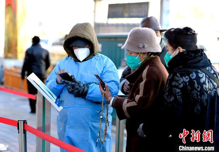 12月7日，拉薩市民掃碼進(jìn)入銀行辦理業(yè)務(wù)?！±盍?攝