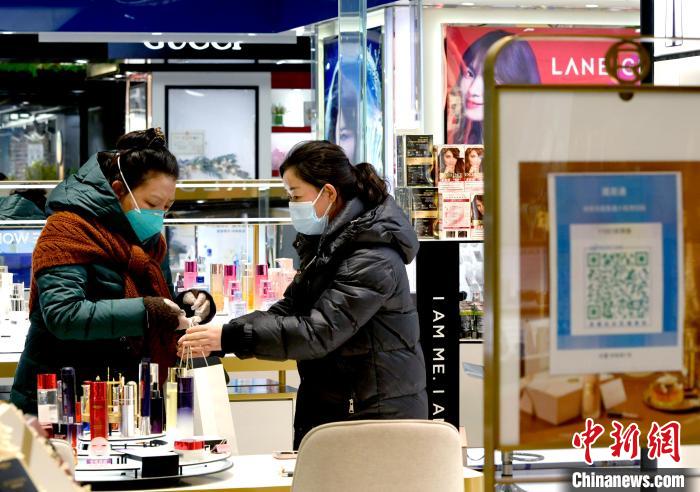 12月7日，拉薩，市民掃碼進(jìn)入拉薩百貨大樓選購(gòu)護(hù)膚品?！±盍?攝