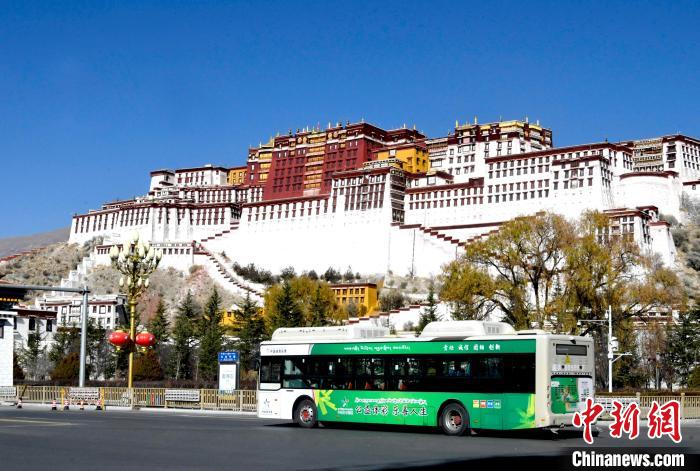 12月7日，一輛公交車(chē)從拉薩市城關(guān)區(qū)北京中路駛過(guò)?！±盍?攝