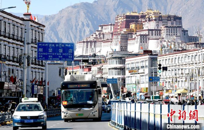 12月7日，一輛公交車(chē)從拉薩市城關(guān)區(qū)北京東路駛過(guò)?！±盍?攝