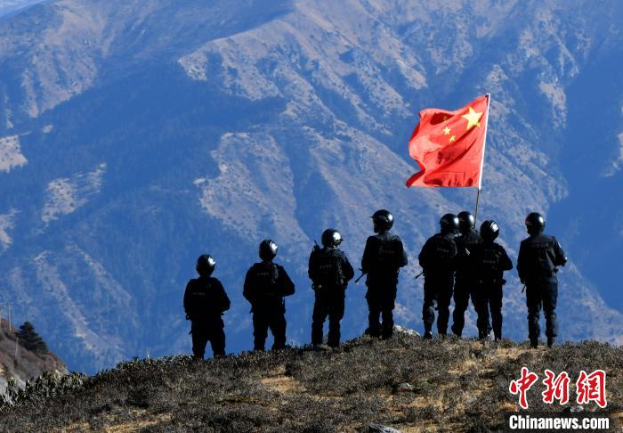 1月6日，移民警察在執(zhí)勤?！±盍?攝