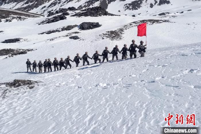 春節(jié)期間，西藏軍區(qū)山南軍分區(qū)某邊防團(tuán)官兵踏雪巡邊?！〉┰鰰x美 攝
