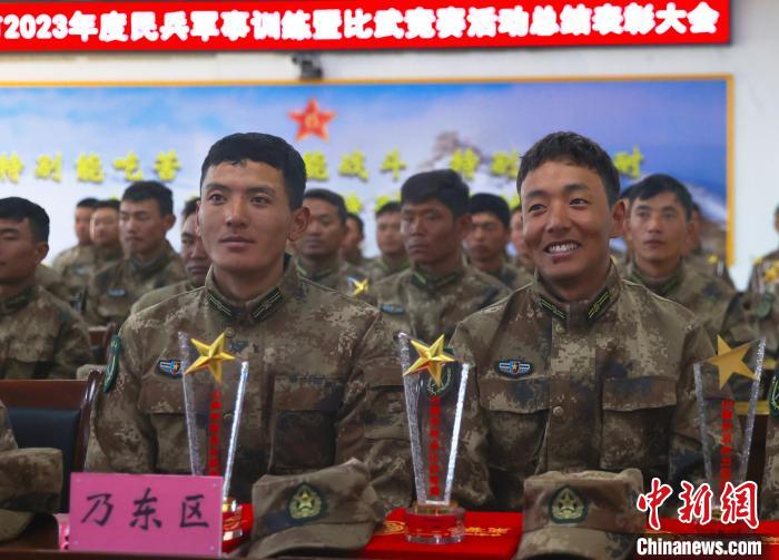 表彰大會上，獲獎選手開心瞬間。　吳蒙昆 攝