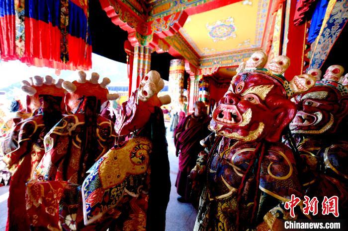 2月19日，楚布寺僧人們佩戴面具準(zhǔn)備參加跳神活動(dòng)。　李林 攝