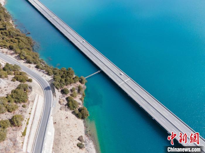 圖為西藏林拉高等級(jí)公路多布湖段風(fēng)光?！〗w波 攝