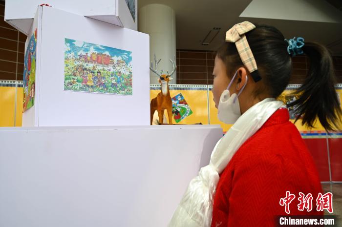 圖為學(xué)生參觀繪畫(huà)展?！≮w朗 攝