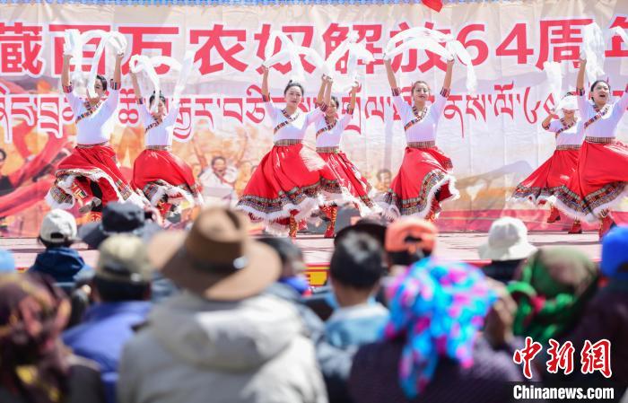圖為墨竹工卡縣龍珠崗村，文藝演出現(xiàn)場(chǎng)?！∝暩聛?lái)松 攝