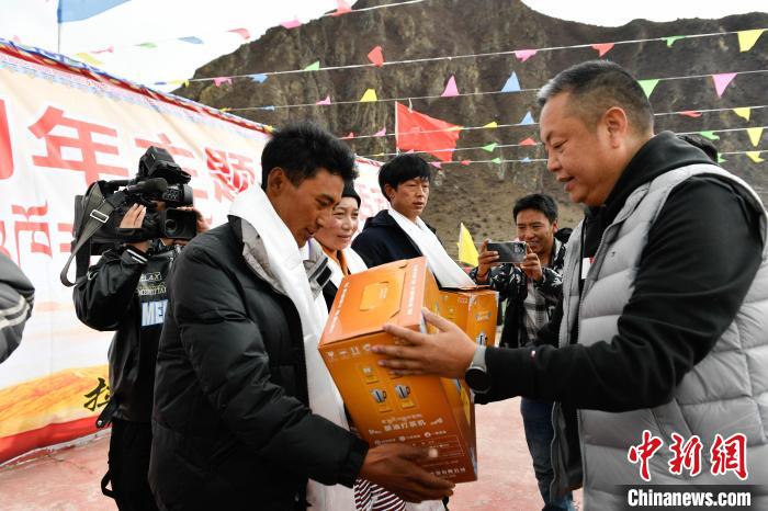 圖為墨竹工卡縣龍珠崗村，慰問(wèn)活動(dòng)現(xiàn)場(chǎng)?！∝暩聛?lái)松 攝