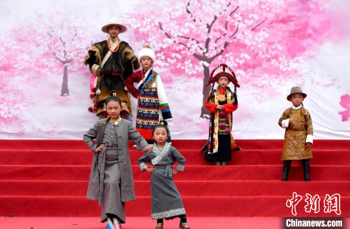 3月28日，西藏林芝第二十屆桃花旅游文化節(jié)開幕式上的文藝表演?！±盍?攝