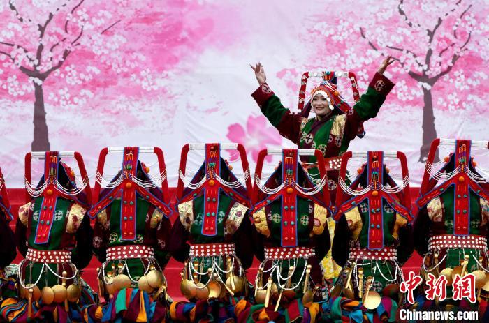 3月28日，西藏林芝第二十屆桃花旅游文化節(jié)開幕式上的文藝表演?！±盍?攝