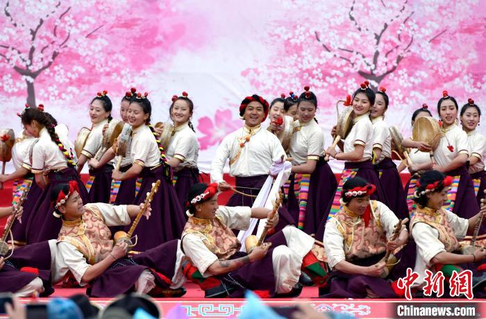3月28日，西藏林芝第二十屆桃花旅游文化節(jié)開幕式上的文藝表演。　李林 攝