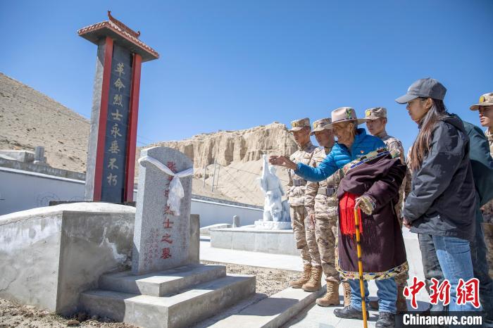 圖為在西藏阿里地區(qū)札達(dá)縣烈士陵園，82歲的次仁南杰老人為軍民代表講述新舊西藏的變化?！詵| 攝