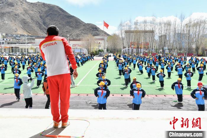 圖為學(xué)生在跳繩教練齊景龍的指導(dǎo)下做準(zhǔn)備運(yùn)動(dòng)?！∝暩聛硭?攝
