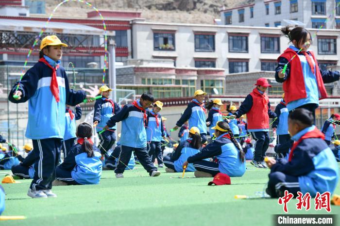圖為學(xué)生正在練習(xí)跳繩?！∝暩聛硭?攝