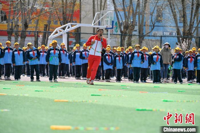 圖為學(xué)生在跳繩教練齊景龍的指導(dǎo)下做準(zhǔn)備運(yùn)動(dòng)?！∝暩聛硭?攝