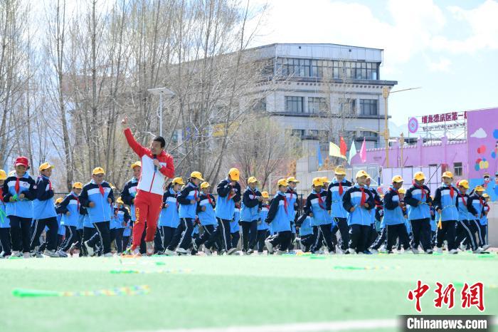 圖為學(xué)生在跳繩教練齊景龍的指導(dǎo)下做準(zhǔn)備運(yùn)動(dòng)。　貢嘎來松 攝