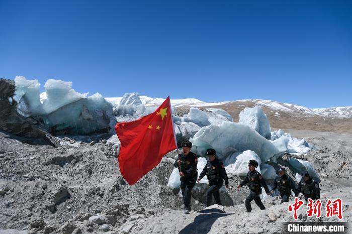 4月5日，普瑪江塘邊境派出所民輔警巡邏至四零冰川附近。　江飛波 攝