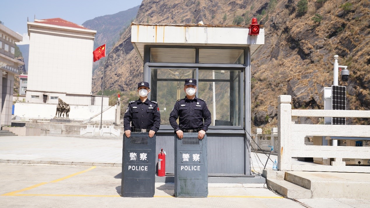 吉隆口岸移民管理警察正在執(zhí)勤。人民網(wǎng)記者 唐宋攝