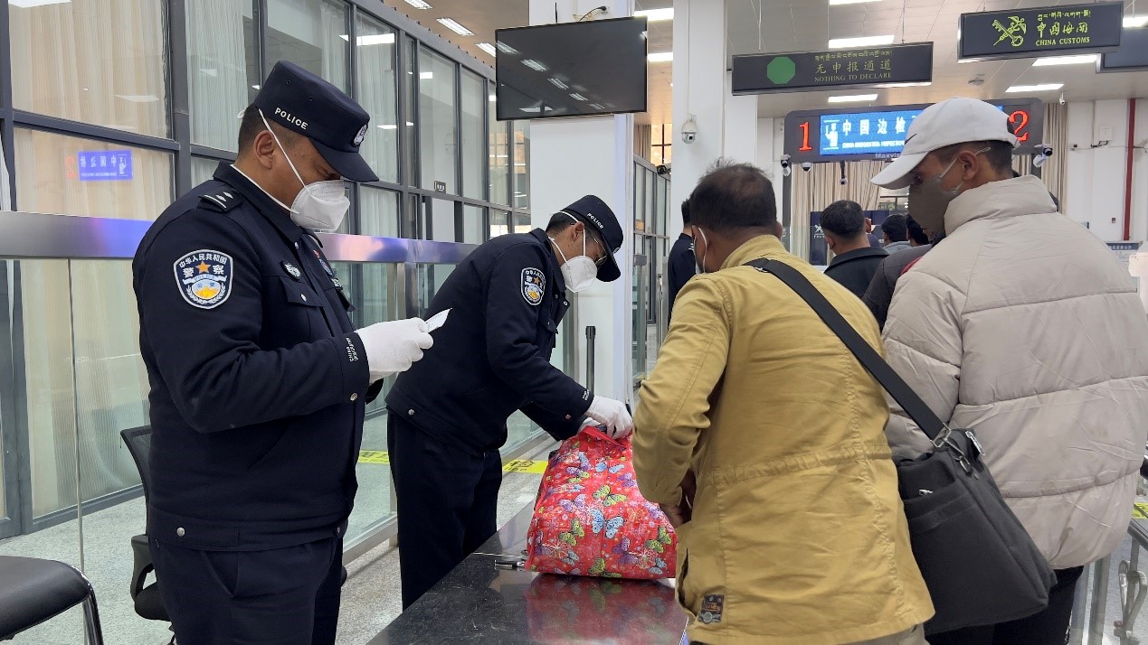 吉隆口岸移民管理警察正在對行李物品進(jìn)行檢查。人民網(wǎng)記者 唐宋攝