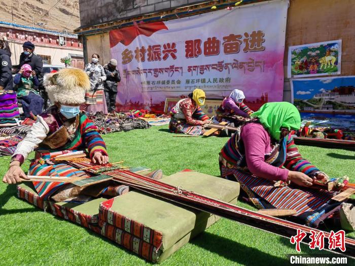 圖為2022年，安多縣雁石坪鎮(zhèn)“鄉(xiāng)村振興那曲奮進”編織技藝比賽現場。資料圖 那曲市“鄉(xiāng)村振興 那曲奮進”活動辦供圖