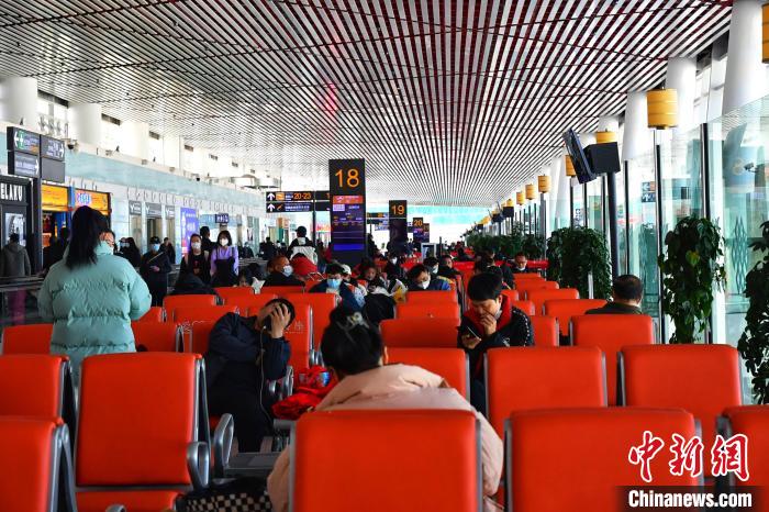 圖為旅客在機場候機室等待登機。　周航 攝