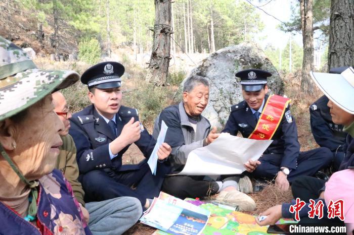 圖為竹瓦根邊境派出所民警為轄區(qū)群眾宣講森林防火常識。　竹瓦根邊境派出所 供圖