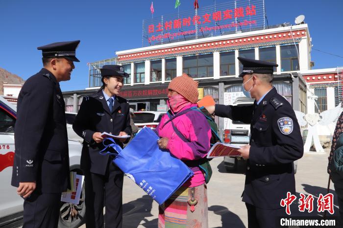 圖為日土邊境派出所民警在選轄區(qū)宣講國家安全知識?！∪尾?攝