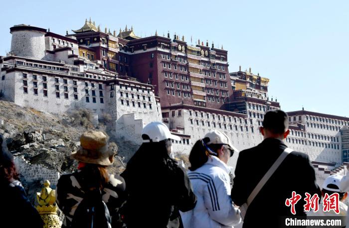 4月17日，游客在拉薩布達(dá)拉宮觀景臺(tái)拍照留念?！±盍?攝