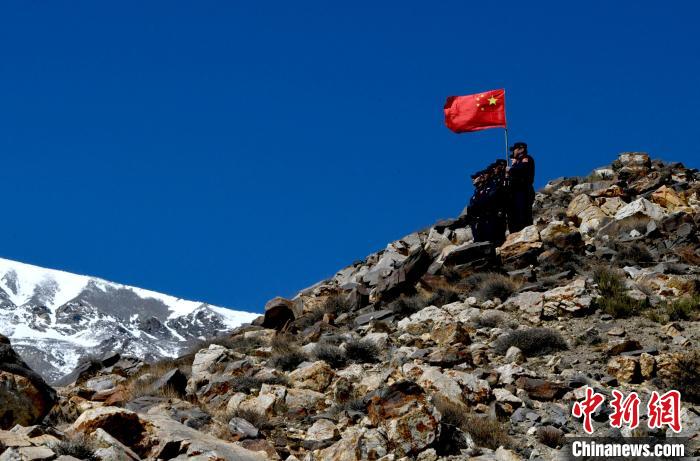 底雅邊境派出所民警夏永軍(右一)在巡邏中?！±盍?攝