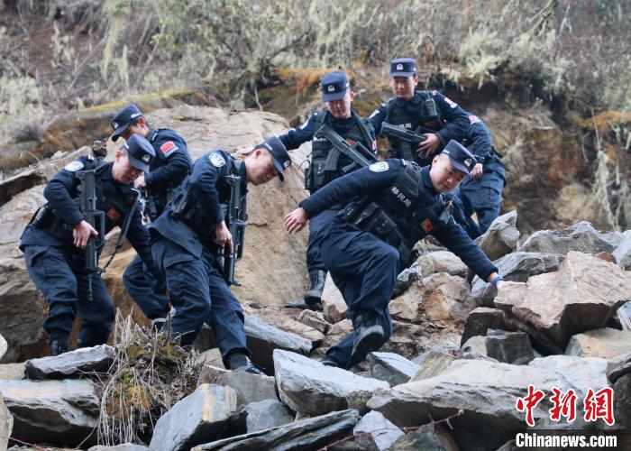 山南邊境管理支隊玉麥邊境派出所民警在邊境巡邏途中穿過亂石區(qū)?！∴嶇?攝