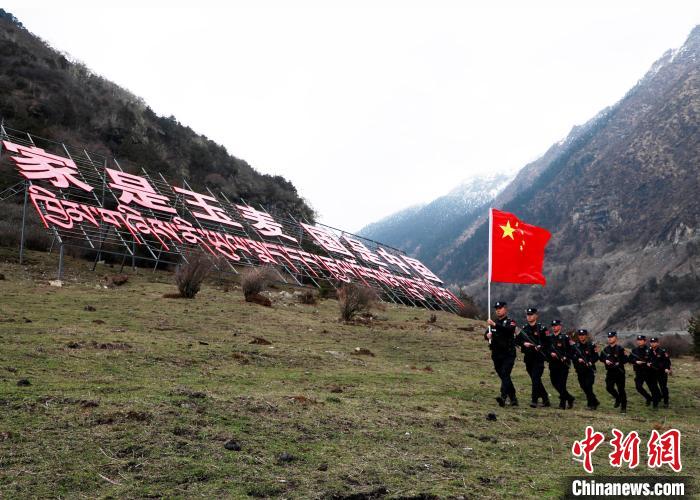 山南邊境管理支隊玉麥邊境派出所民警在轄區(qū)開展巡邏?！∴嶇?攝