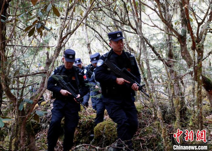 山南邊境管理支隊玉麥邊境派出所民警在邊境原始森林里開展邊境巡邏?！∴嶇?攝