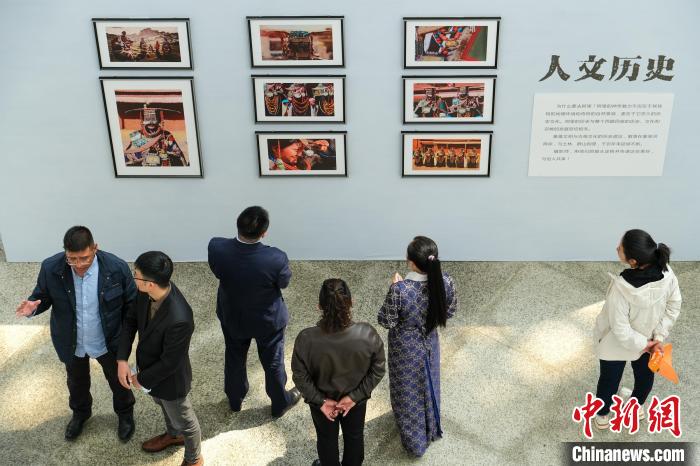 圖為觀眾觀看展覽。