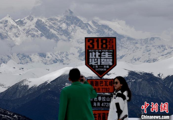 圖為5月14日，西藏林芝色季拉山觀景臺，游客遠眺南迦巴瓦峰?！　±盍?攝