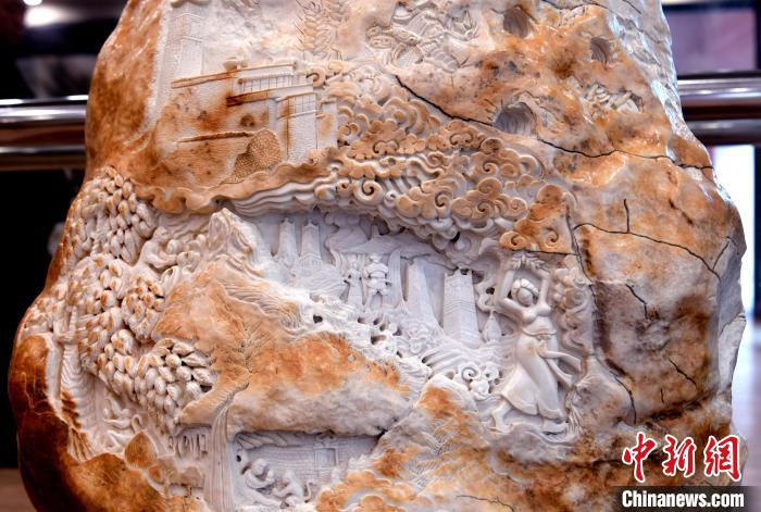 圖為5月16日，展覽中的漢白玉雕作品《猴子變?nèi)恕贰！±盍?攝