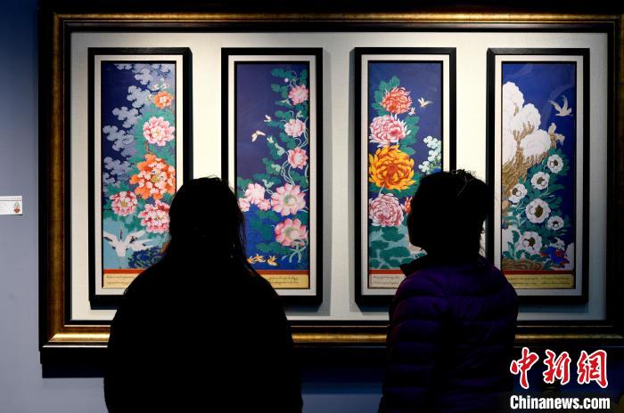 圖為5月16日，觀眾正在欣賞展覽中的新創(chuàng)唐卡作品?！±盍?攝