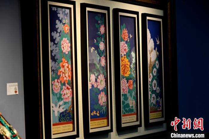 圖為5月16日，展覽中新創(chuàng)唐卡作品《四季花》?！±盍?攝