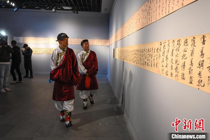 圖為學(xué)生參觀黃庭堅(jiān)書法文獻(xiàn)展?！≮w朗 攝