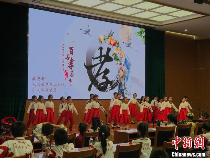 圖為中國人民大學(xué)附屬中學(xué)第二分校的小朋友們合唱?！￡惤ㄐ?攝